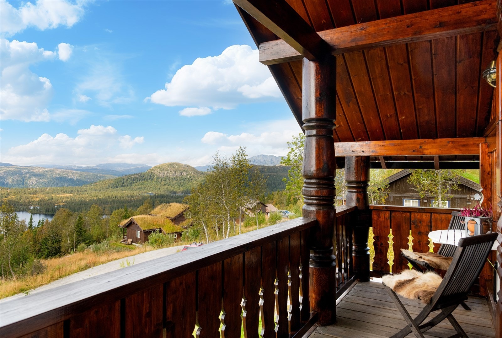 Fra verandaen er det panoramautsikt over området og fjellene i horisonten. Galleribilde