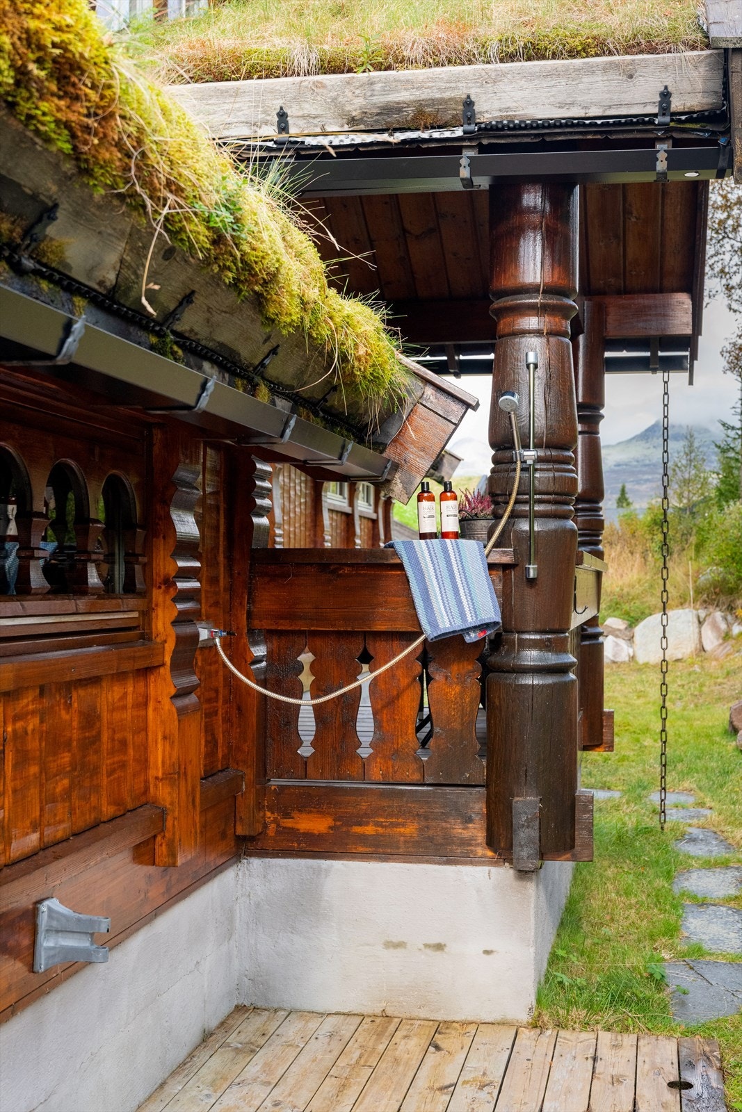 På motsatt side av inngangspartiet er det lagt en platting hvor det er montert utedusj. Galleribilde