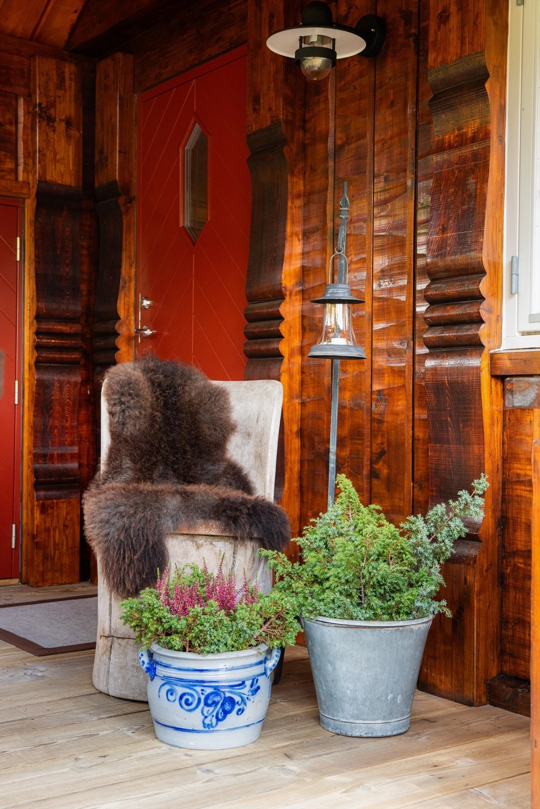 Inngangspartiet er fint opparbeidet og gir en hyggelig velkomst til hytta. Galleribilde