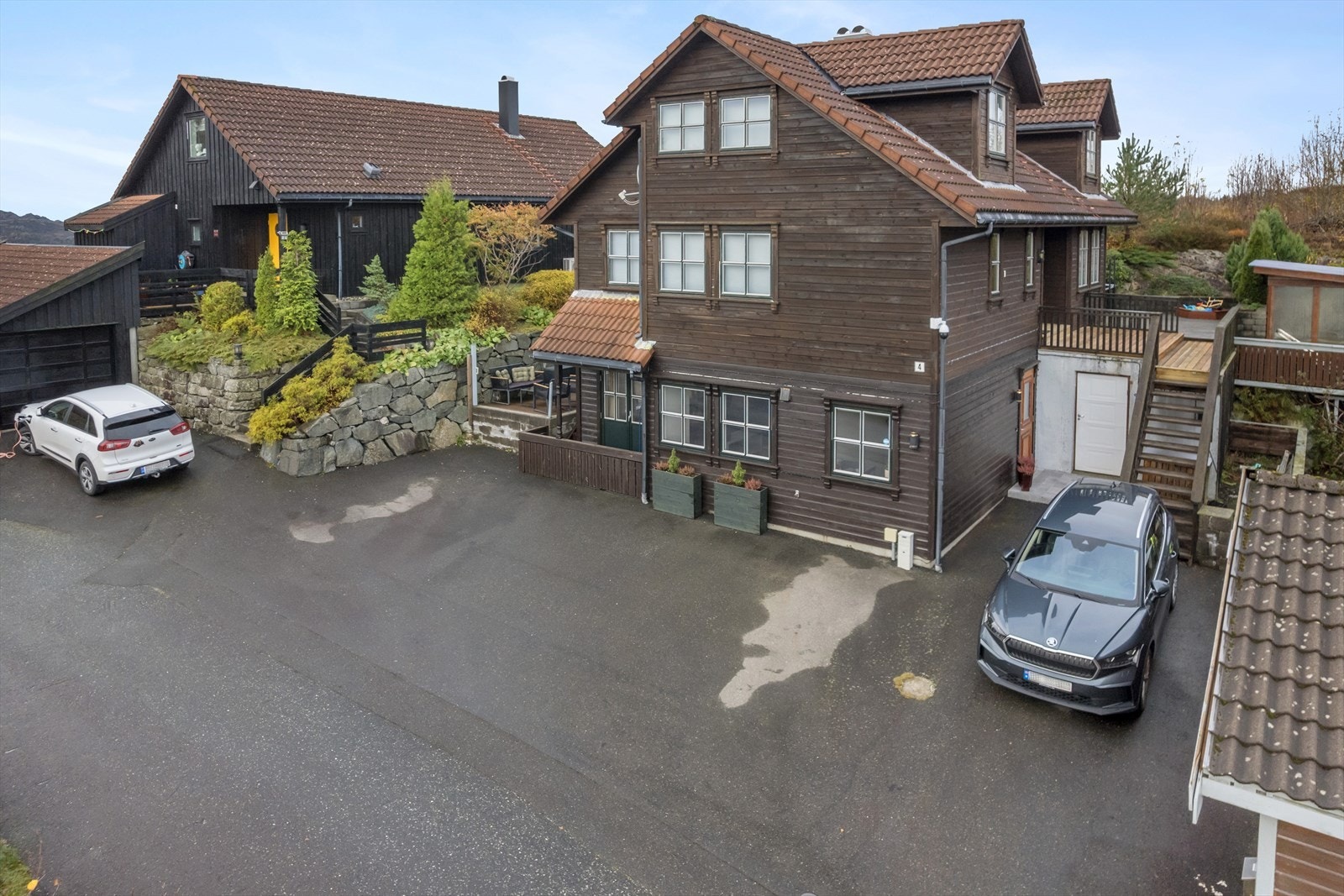 Boligen har en gjennomgående god standard fra byggeåret og er delvis modernisert de siste årene. For deg som ønsker å flytte rett inn, medfølger det blant annet en elbil-lader og en jacuzzi som gir litt ekstra luksus i hverdagen. Galleribilde