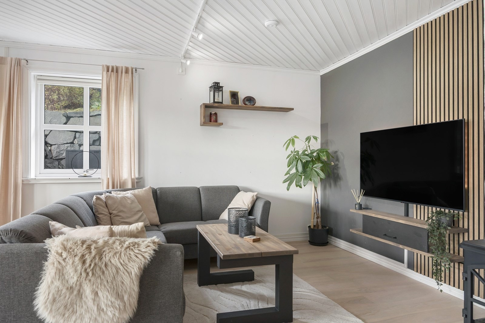 Dette er et sosialt rom med flere fleksible møbleringsmuligheter. Fra stuen har du direkte utgang til uteområdet, perfekt for fine sommerkvelder og hyggelige stunder. Galleribilde