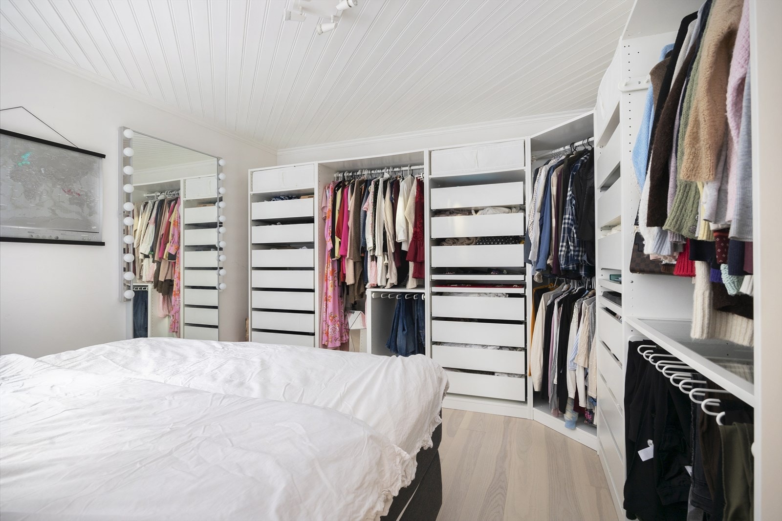 Hoved soverommet er romslig og utstyrt med rikelig garderobeskap som medfølger handelen. Rommene er lyse og innbydende, perfekte som både soverom eller kontor. Galleribilde