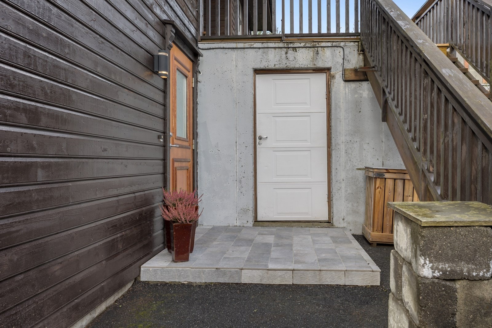 En praktisk utvendig bod finner du rett ved inngangspartiet, ideelt for oppbevaring av hageutstyr eller annet du ikke ønsker å ha inne i boligen. Boden er felles ihht. seksjoneringen Galleribilde