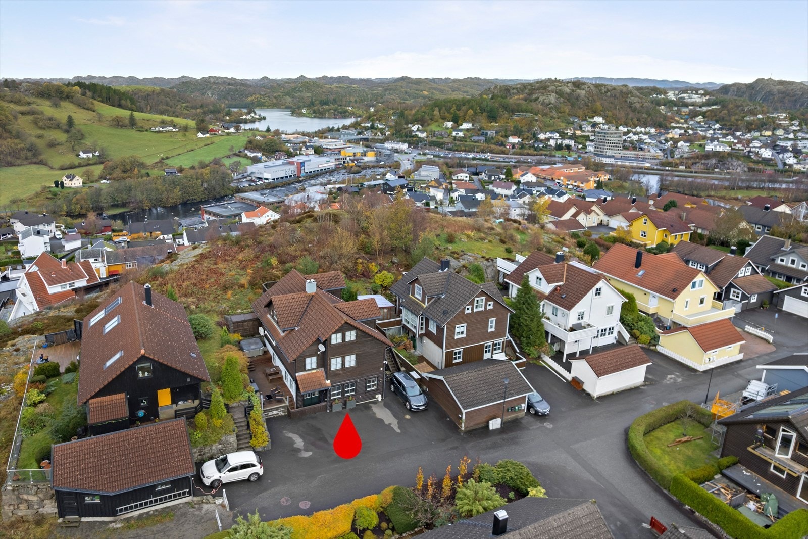 Med sin sentrale beliggenhet er det bare en kort spasertur til Egersund sentrum, hvor du finner butikker, kafeer og restauranter. Det er gode muligheter for kollektivtransport samt enkel tilgang til naturskjønne turområder og kystlandskap. Galleribilde