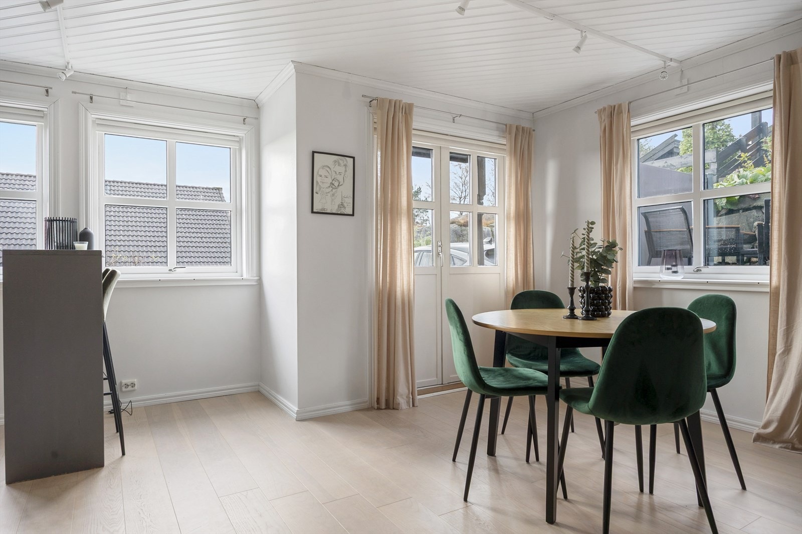 Dette er et sosialt rom med flere fleksible møbleringsmuligheter. Fra stuen har du direkte utgang til uteområdet, perfekt for fine sommerkvelder og hyggelige stunder. Galleribilde