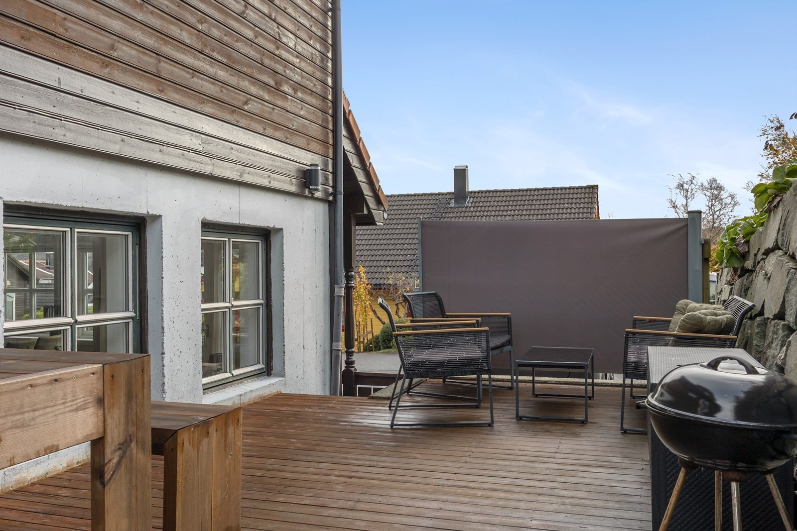 Det er terrasse på forskjellige nivåer, som gir muligheter for å nyte både sol og skygge gjennom dagen. Galleribilde