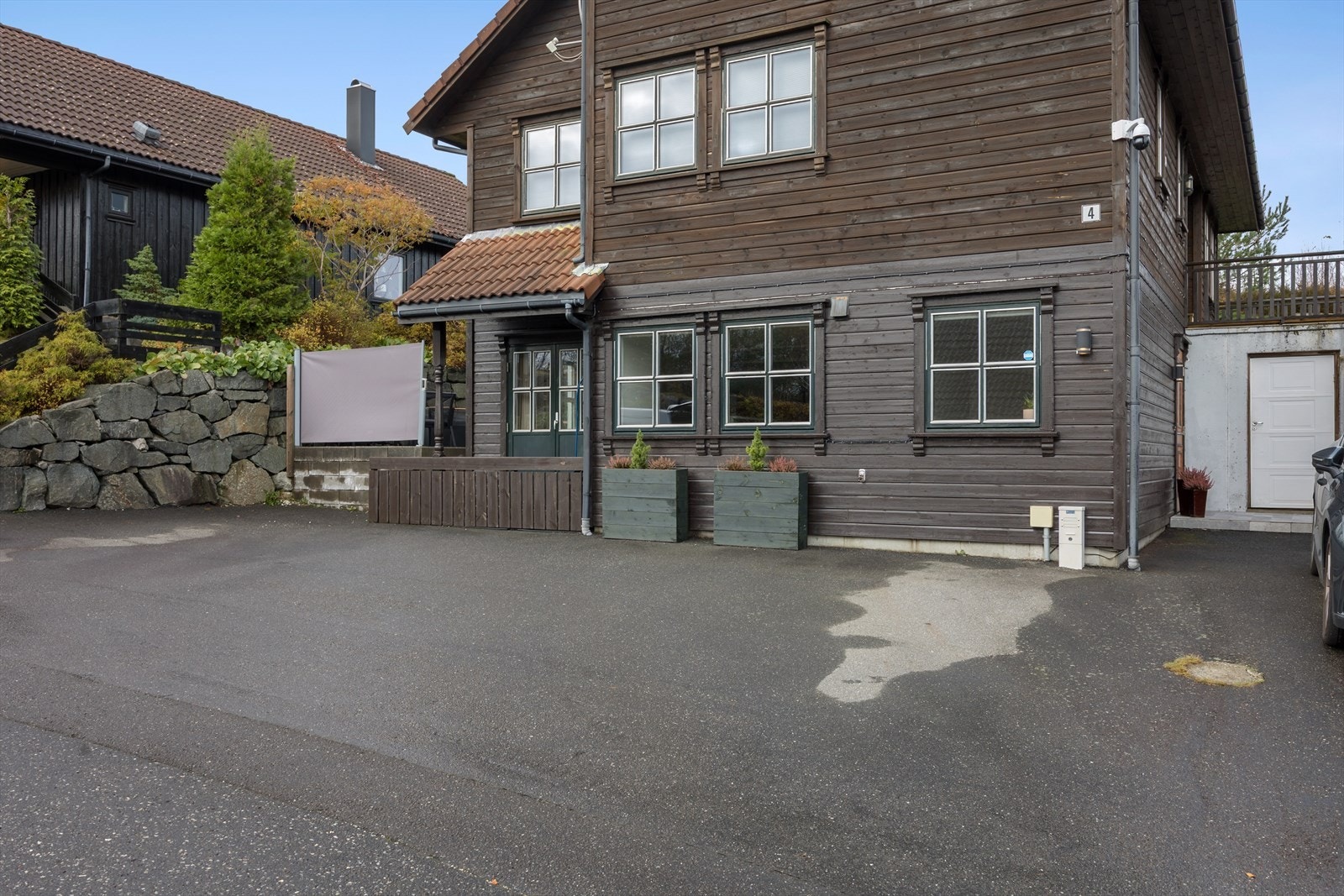 Her får du stue/kjøkken i åpen løsning, to romslige soverom, et stort bad, og et separat vaskerom, noe som gjør boligen både praktisk og behagelig. Galleribilde