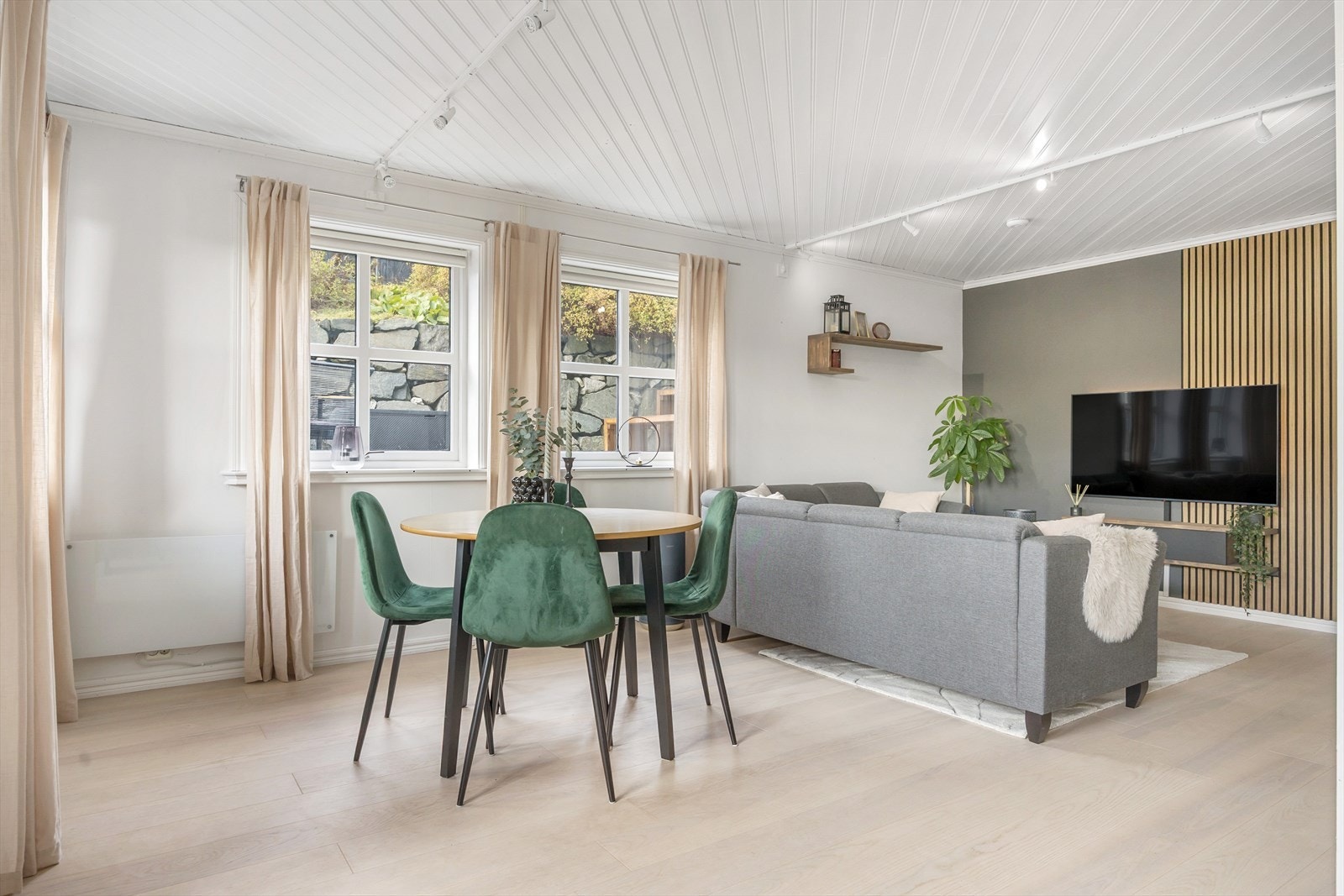 Dette er et sosialt rom med flere fleksible møbleringsmuligheter. Fra stuen har du direkte utgang til uteområdet, perfekt for fine sommerkvelder og hyggelige stunder. Galleribilde