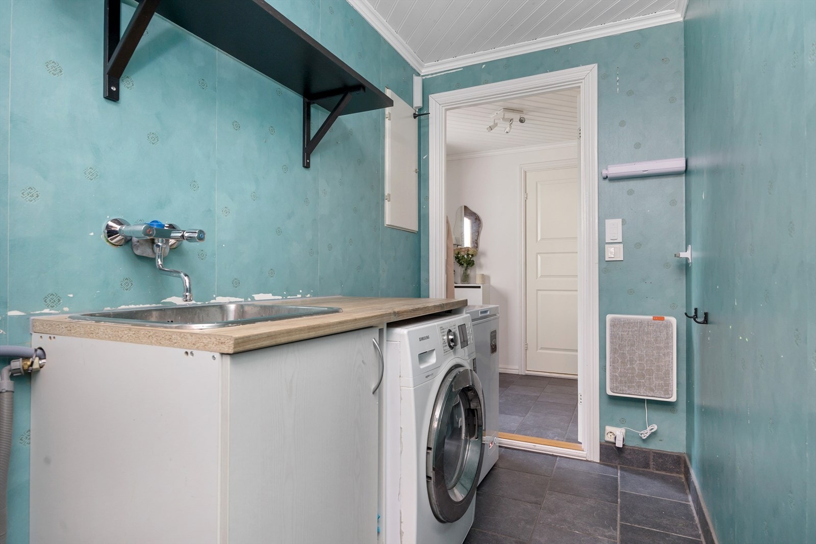 Praktisk bod som er innredet som vaskerom/teknisk rom Galleribilde