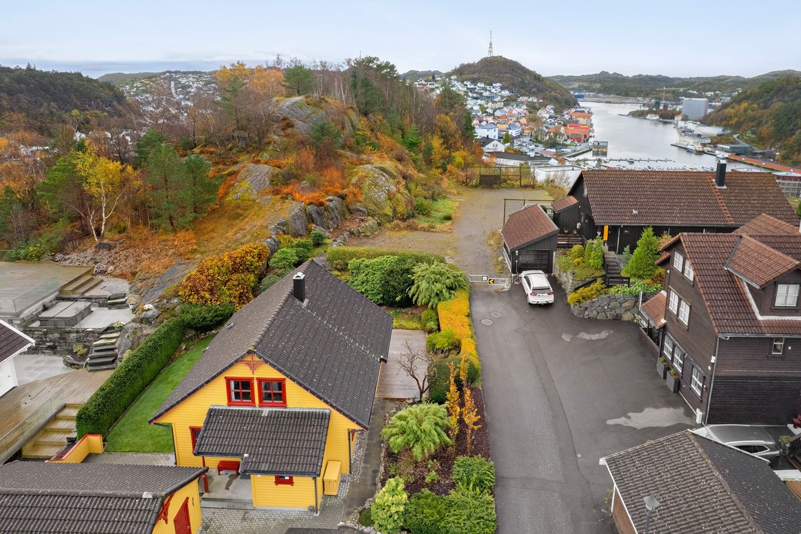 Med sin sentrale beliggenhet er det bare en kort spasertur til Egersund sentrum, hvor du finner butikker, kafeer og restauranter. Det er gode muligheter for kollektivtransport samt enkel tilgang til naturskjønne turområder og kystlandskap. Galleribilde