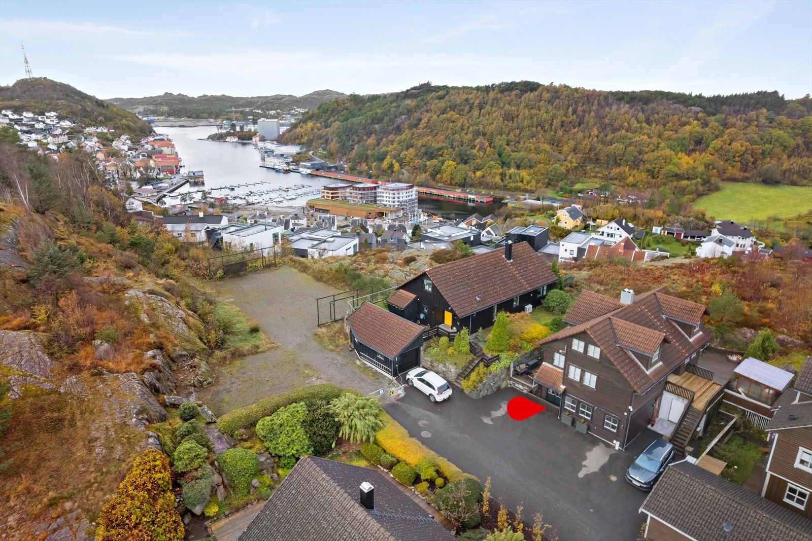 Med sin sentrale beliggenhet er det bare en kort spasertur til Egersund sentrum, hvor du finner butikker, kafeer og restauranter. Det er gode muligheter for kollektivtransport samt enkel tilgang til naturskjønne turområder og kystlandskap. Galleribilde