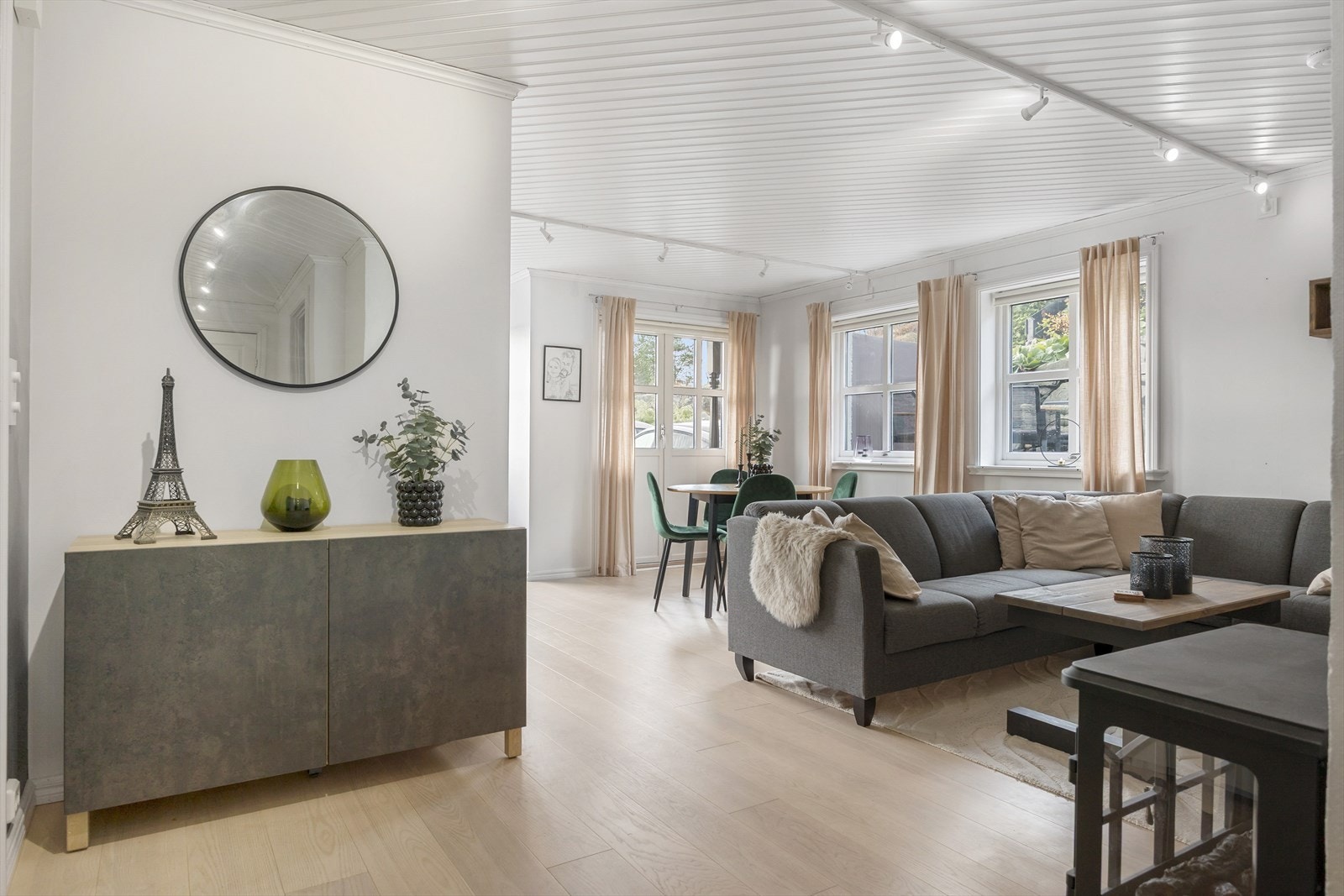 Dette er et sosialt rom med flere fleksible møbleringsmuligheter. Fra stuen har du direkte utgang til uteområdet, perfekt for fine sommerkvelder og hyggelige stunder. Galleribilde