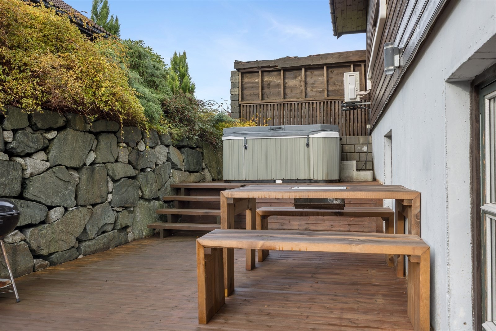 Det er terrasse på forskjellige nivåer, som gir muligheter for å nyte både sol og skygge gjennom dagen. Galleribilde