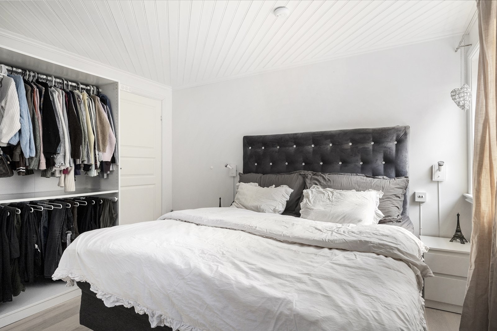 Hoved soverommet er romslig og utstyrt med rikelig garderobeskap som medfølger handelen. Rommene er lyse og innbydende, perfekte som både soverom eller kontor. Galleribilde