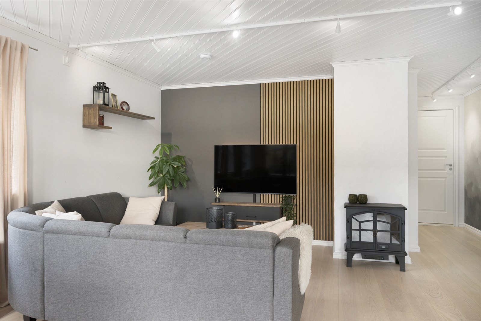 Dette er et sosialt rom med flere fleksible møbleringsmuligheter. Fra stuen har du direkte utgang til uteområdet, perfekt for fine sommerkvelder og hyggelige stunder. Galleribilde