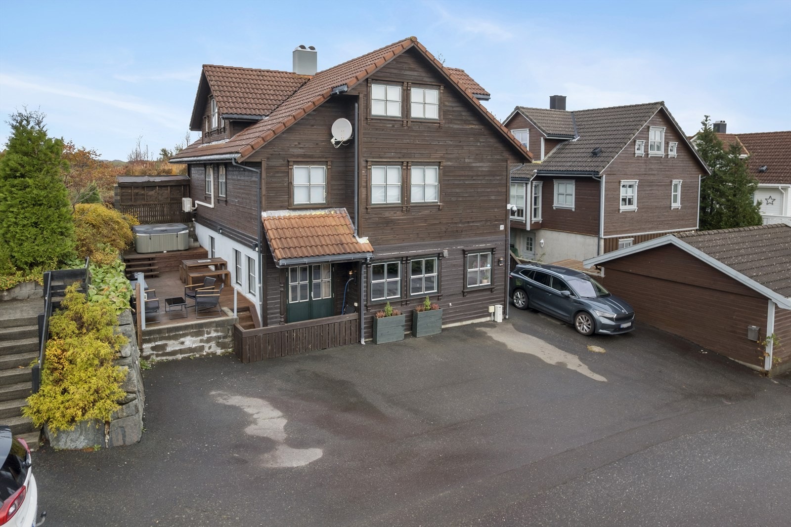 Velkommen til Thorleif Robertsons vei 4A, en flott del av horisontaldelt tomannsbolig på bakkeplan. Denne boligen er perfekt for deg som ønsker en bolig i et etablert og ettertraktet nabolag.
Fotograf Diakrit v/ Arne Ove Østebrøt. Galleribilde