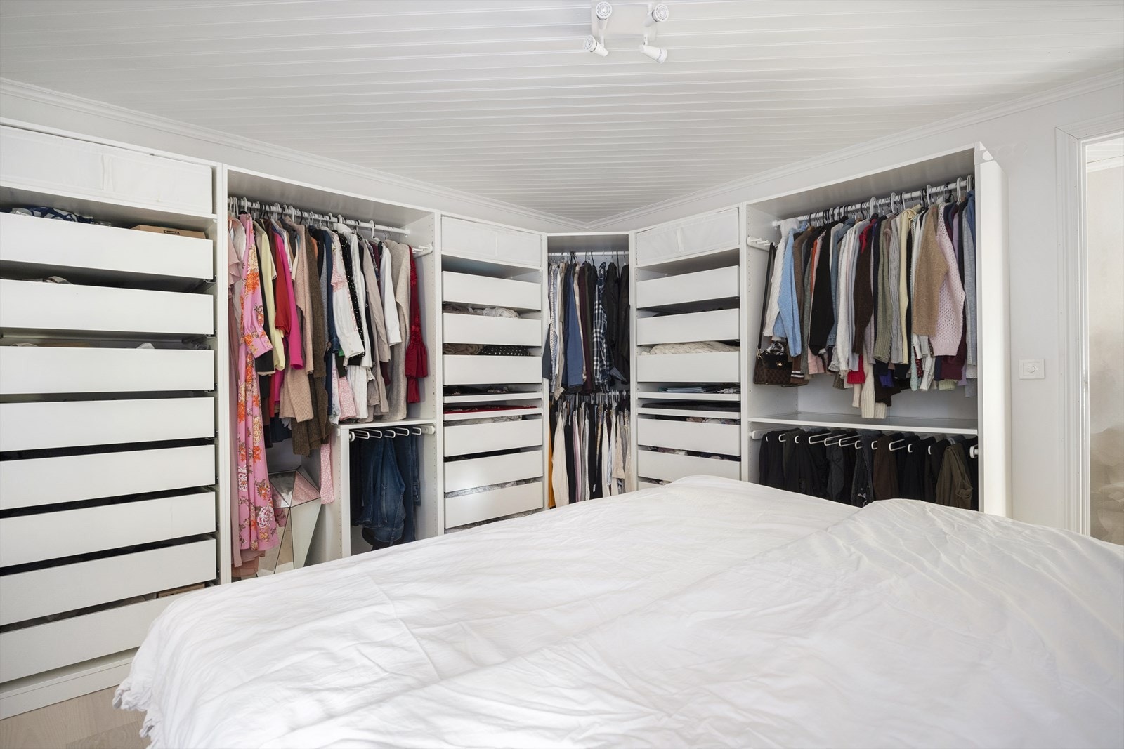 Hoved soverommet er romslig og utstyrt med rikelig garderobeskap som medfølger handelen. Rommene er lyse og innbydende, perfekte som både soverom eller kontor. Galleribilde