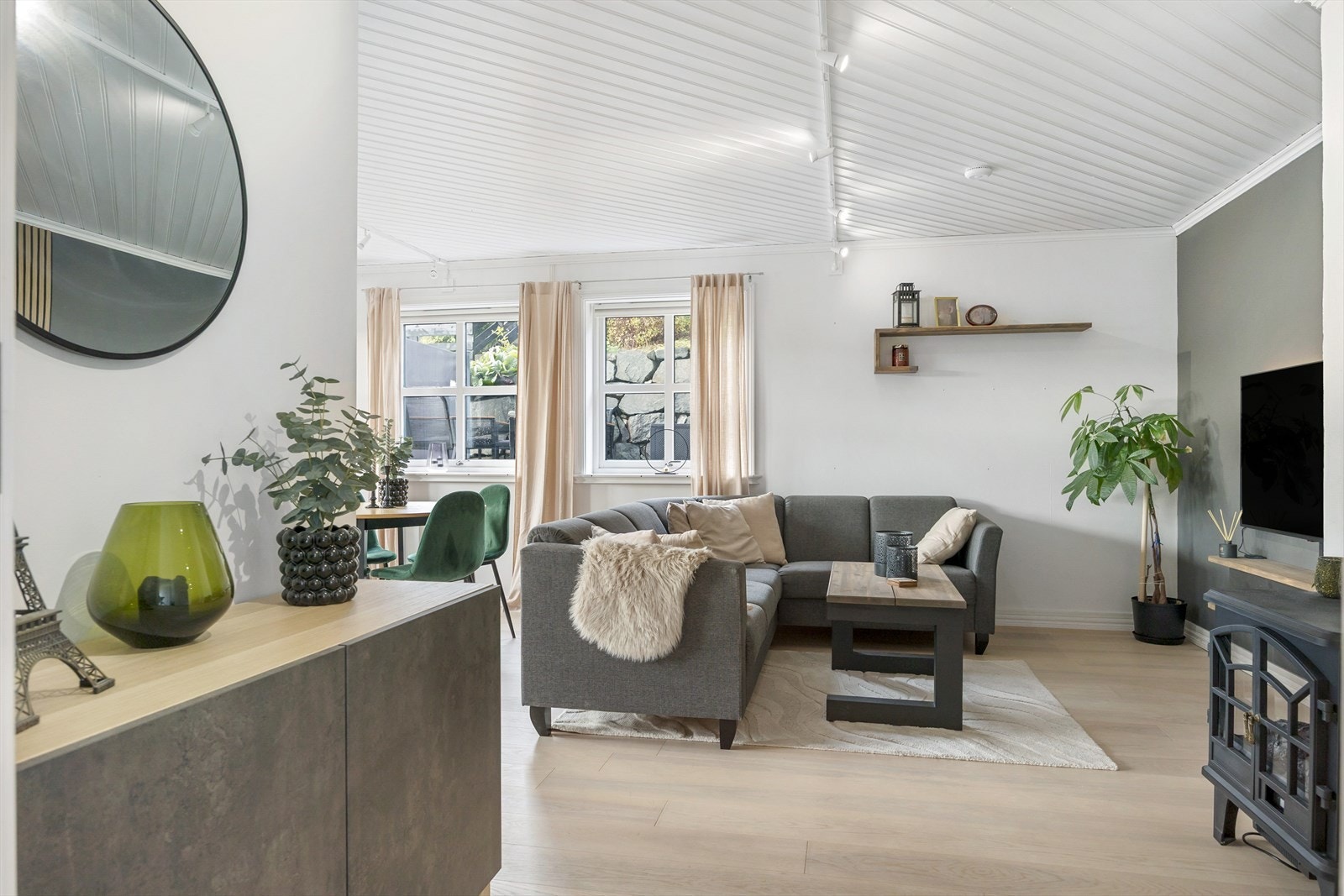 Dette er et sosialt rom med flere fleksible møbleringsmuligheter. Fra stuen har du direkte utgang til uteområdet, perfekt for fine sommerkvelder og hyggelige stunder. Galleribilde