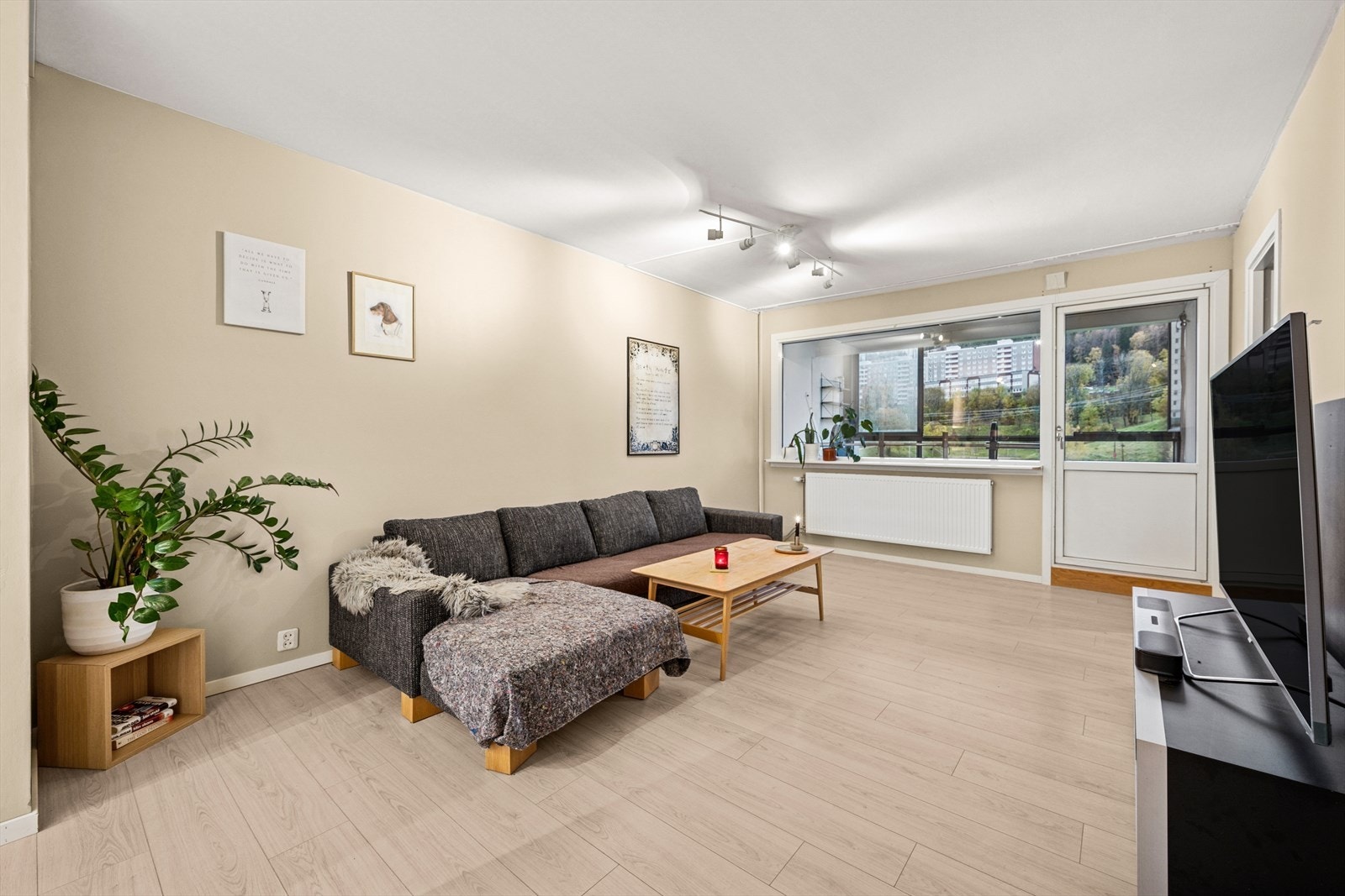 Velkommen til Lauritz Hervigs vei 81B presentert av Eiendomsmegler Salma Rana Kalenius. Galleribilde