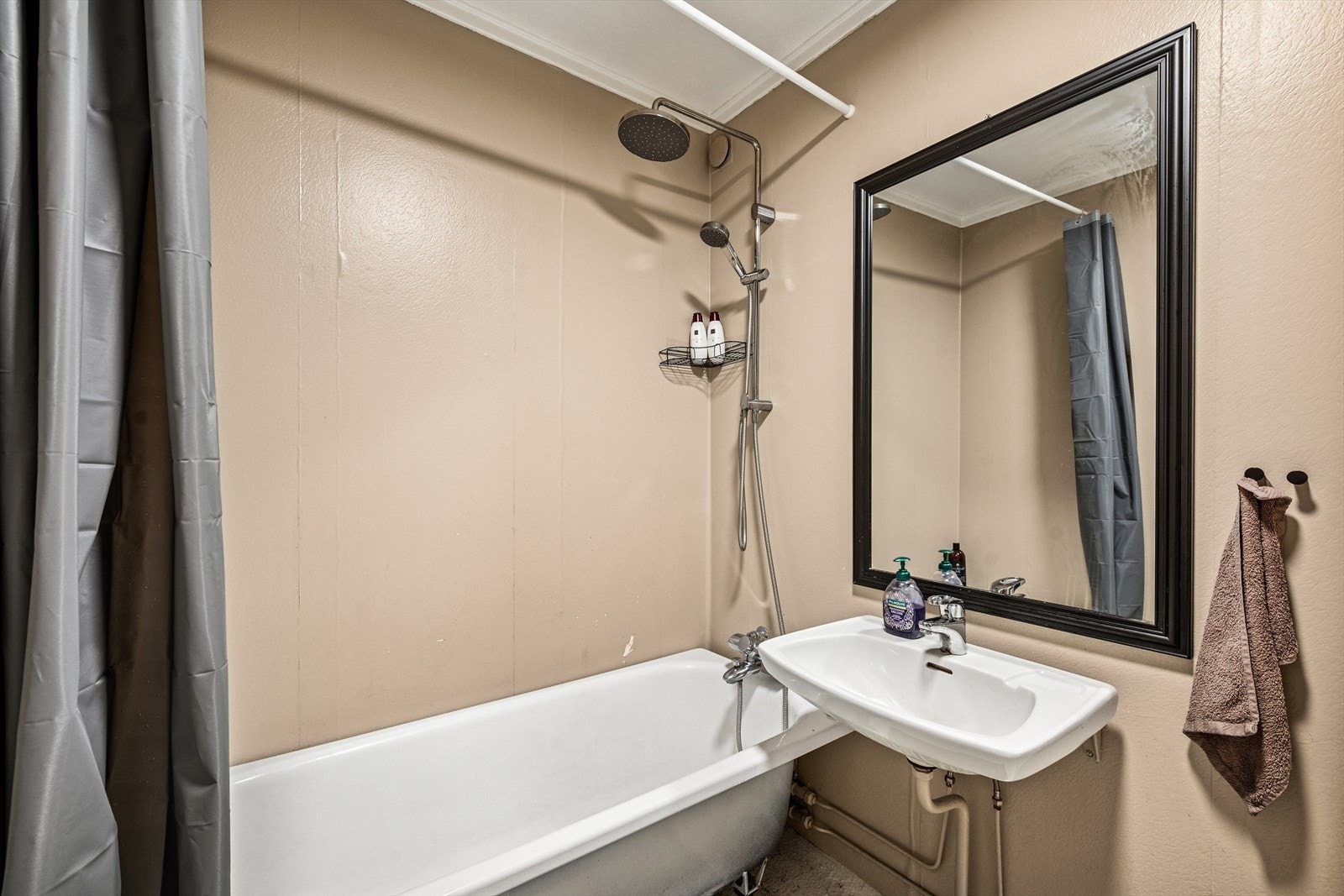 Baderom med badekar, servant og opplegg til vaskemaskin. Galleribilde