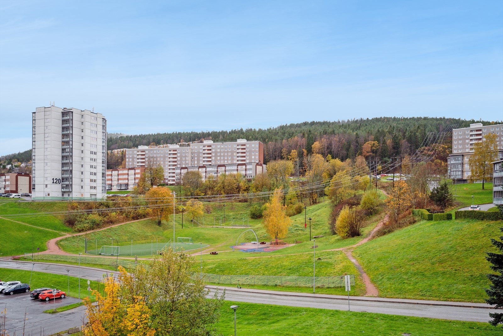 Det er kort vet til bussholdeplass, skoler, nærbutikk og lekeplass. Galleribilde
