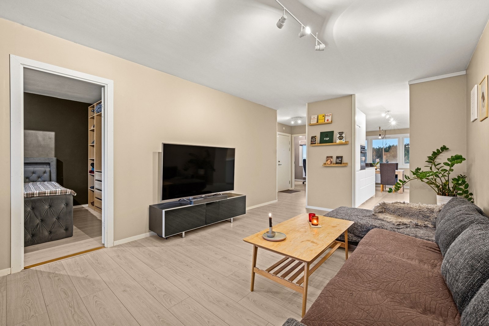 Det er gode møbleringsmuligheter i stuen. Galleribilde