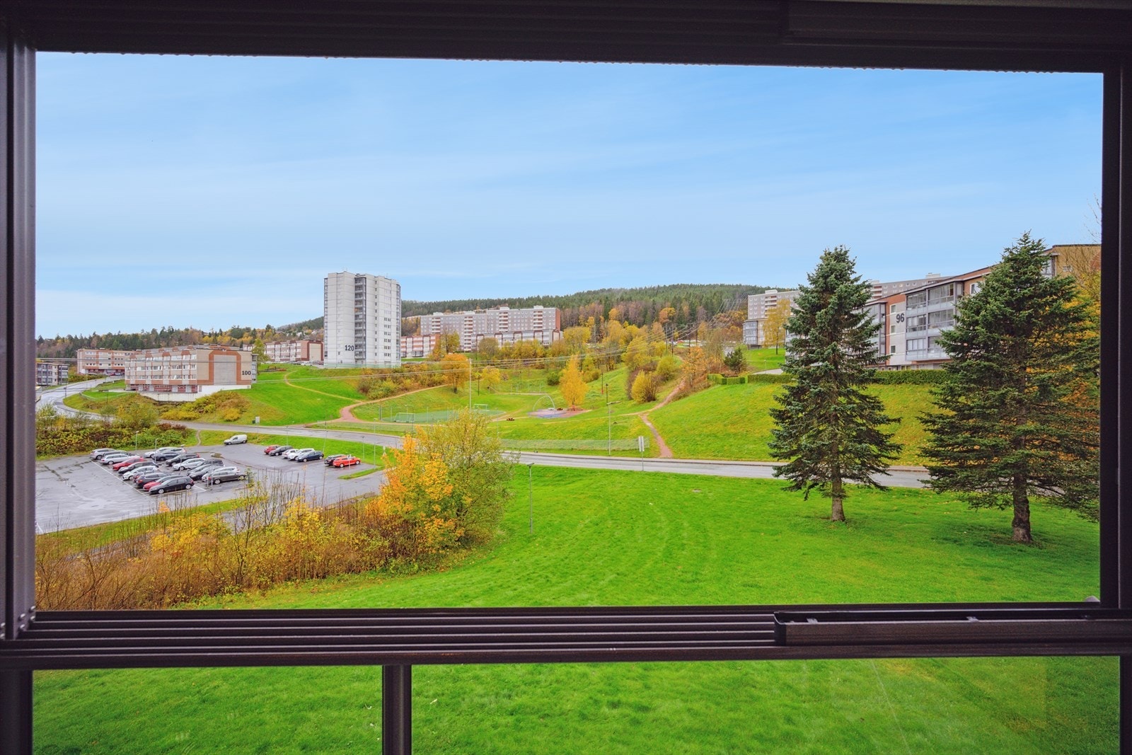 Koselig innglasset balkong som vender ut mot hyggelige grøntarealer. Galleribilde