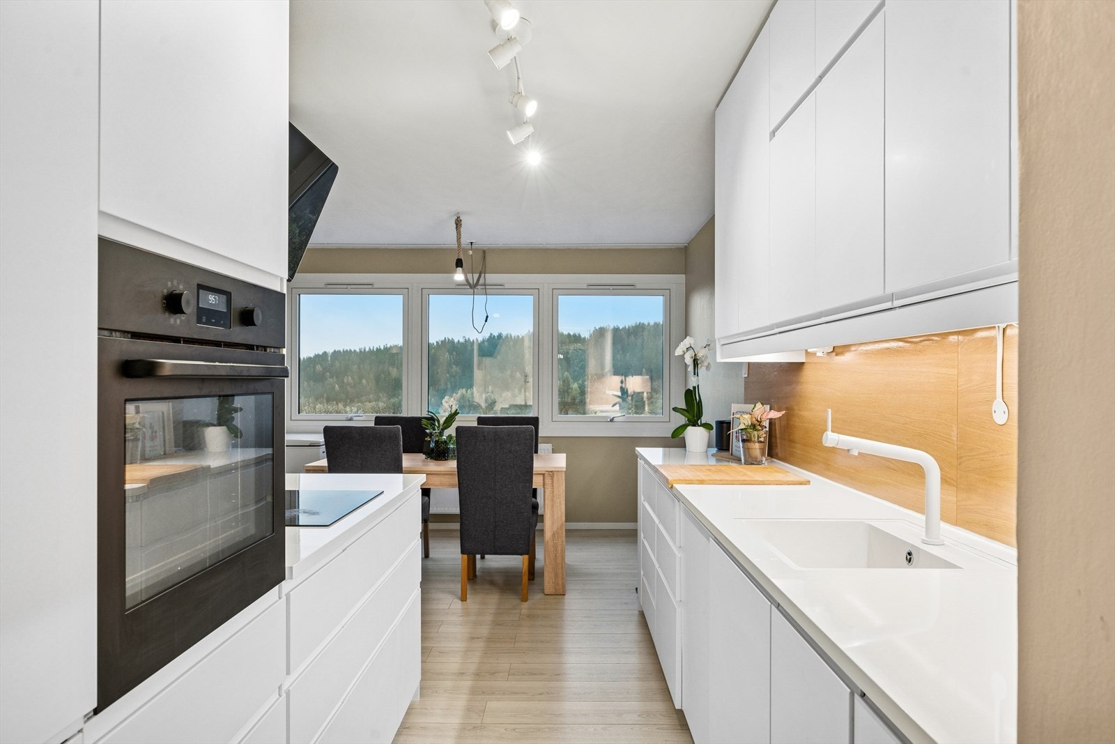 Spisestuen ligger i umiddelbar nærhet til kjøkkenet. Galleribilde