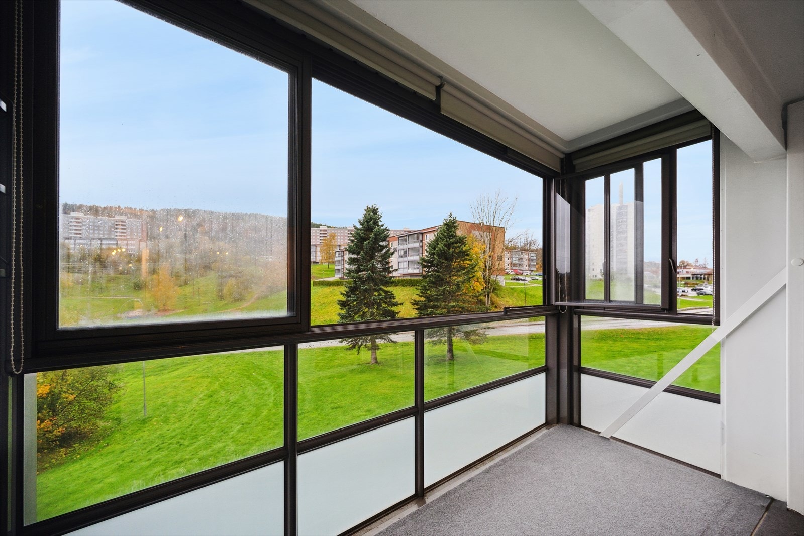 Det er utgang til balkong fra stue. Galleribilde