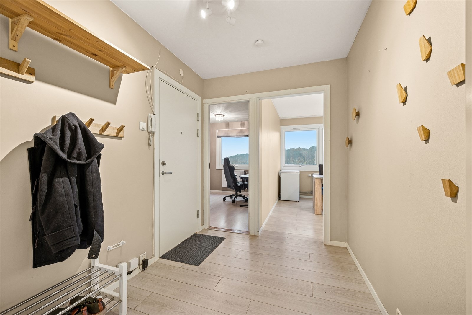 Hyggelig gang med god plass til å henge av seg. Galleribilde