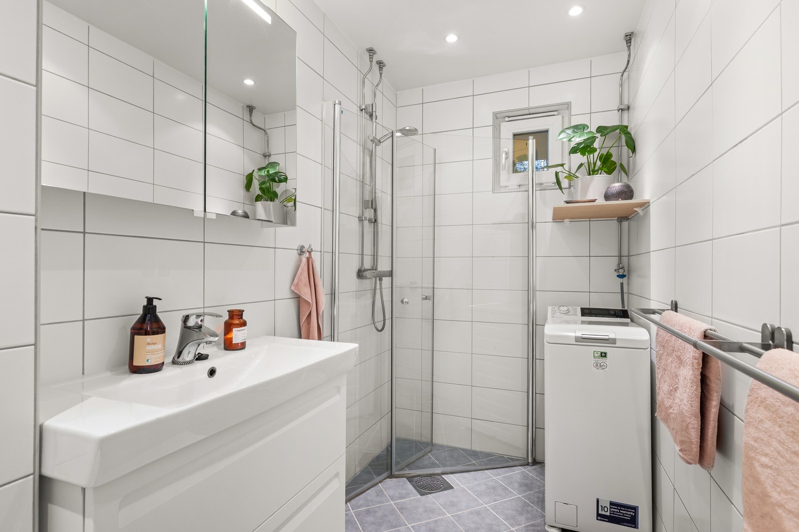 Borettslaget gjennomførte baderomsrehabilitering inkl. rørfornying i 2013-2016. Samtidig ble det etablert felles varmtvann. Galleribilde