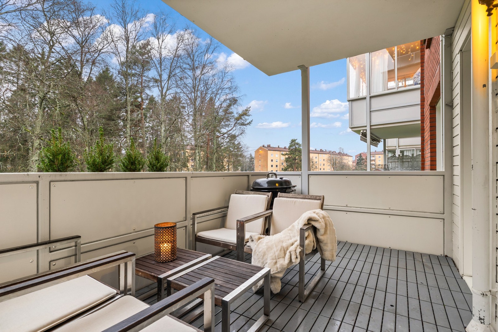 God plass til sittegruppe samt grill. Balkong på 8,2 m². Galleribilde