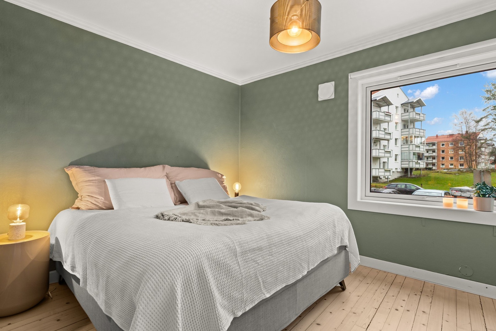 Lyst og innbydende soverom med rolige, dempede fargetoner. Galleribilde