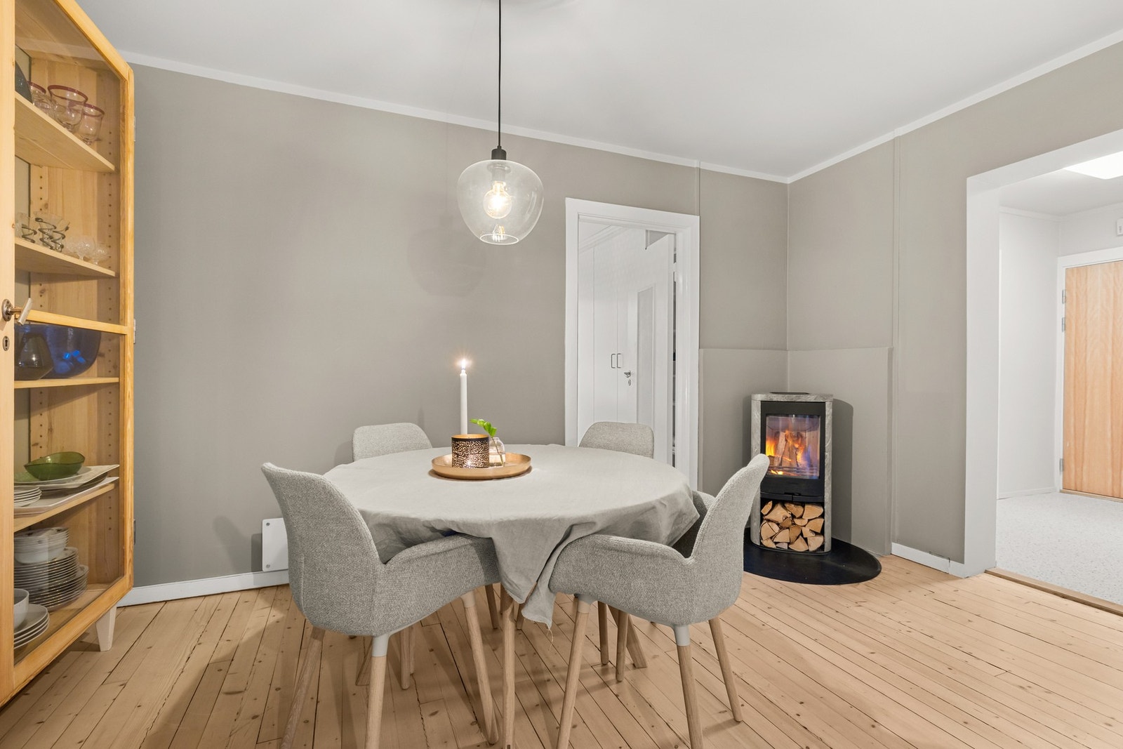 Contura rentbrennende peisovn i stue. Det opplyses i borettslagets vedlikeholdshistorikk at det ble gjennomført innvendig piperehabilitering i 2017/2018. Galleribilde