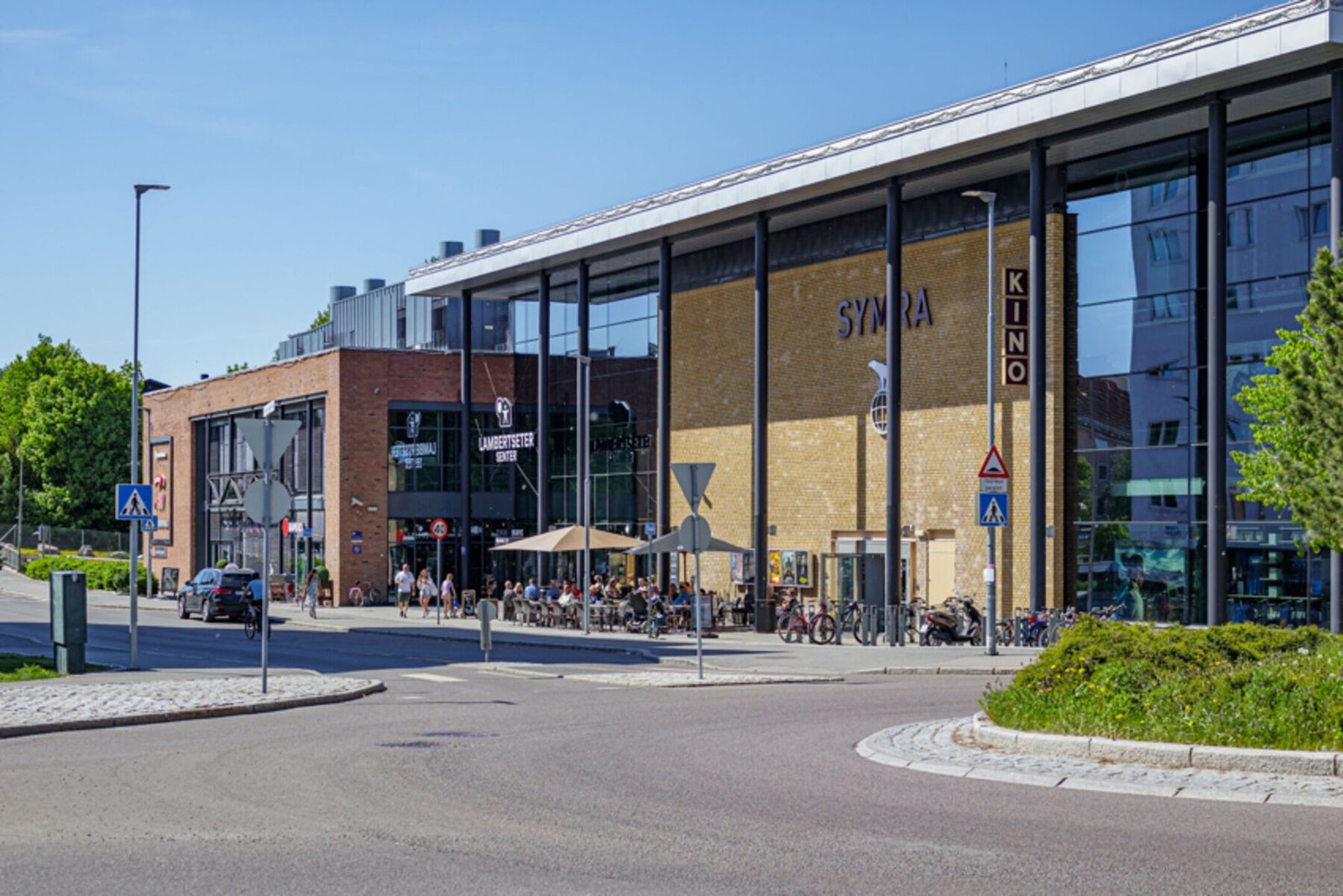 Lambertseter senter ligger ca. 10 minutter unna leiligheten. Galleribilde