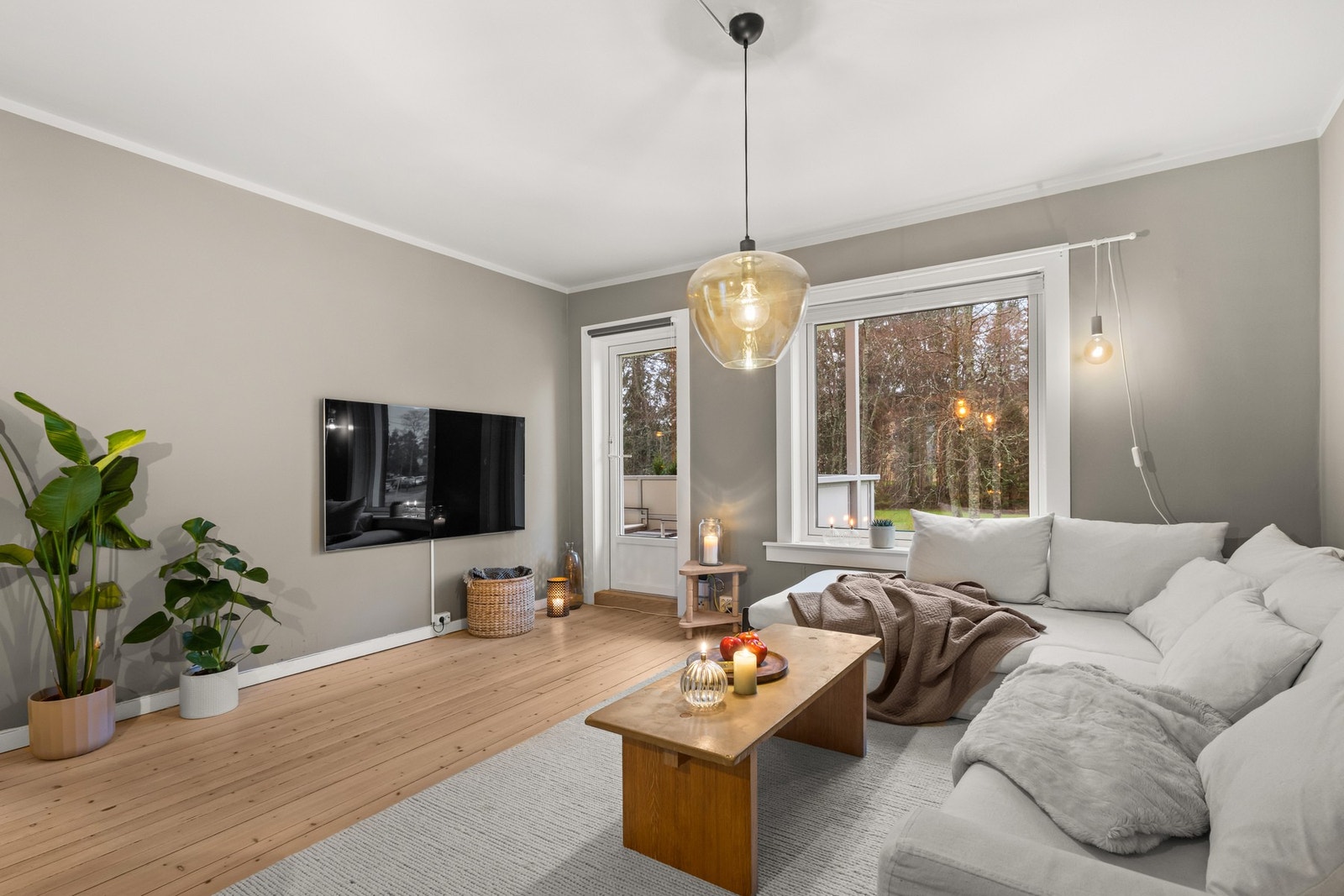 Sjarmerende originalt tregulv i stue. Galleribilde