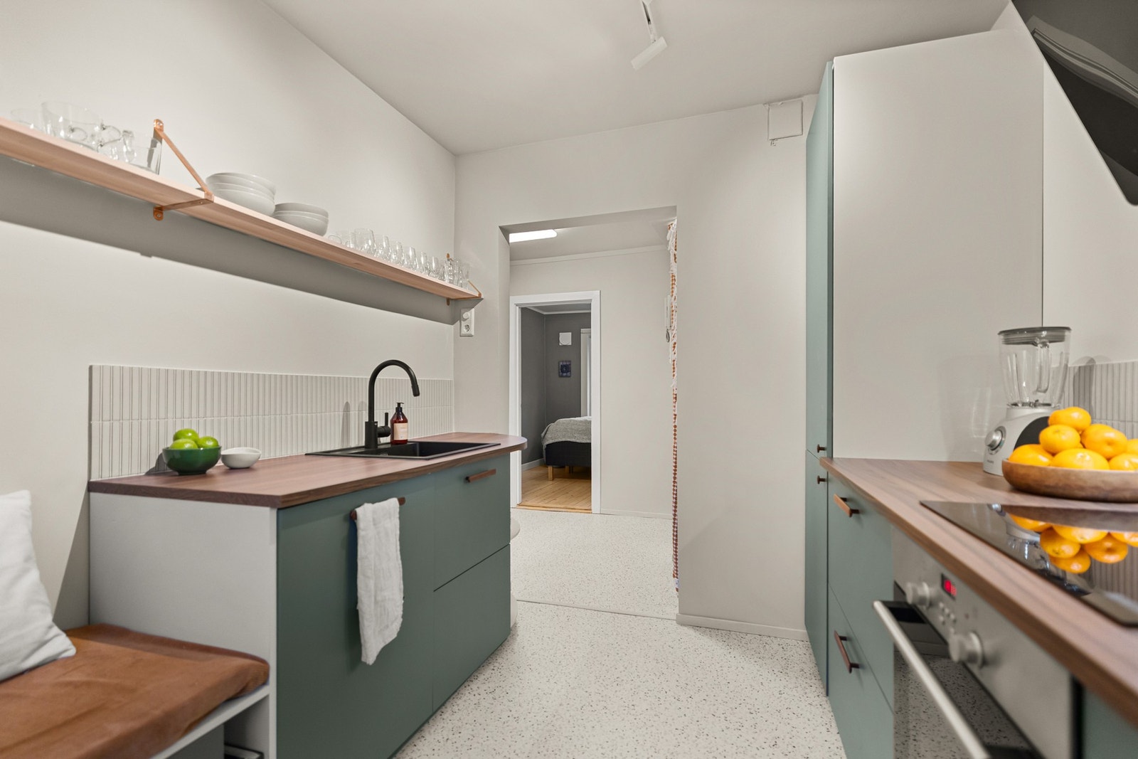 Kjøkkenet har god arbeidsplass og godt med skapplass. Galleribilde