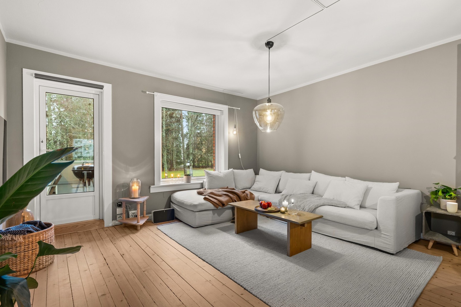 Stor og lys stue med gode innredningsmuligheter. Galleribilde