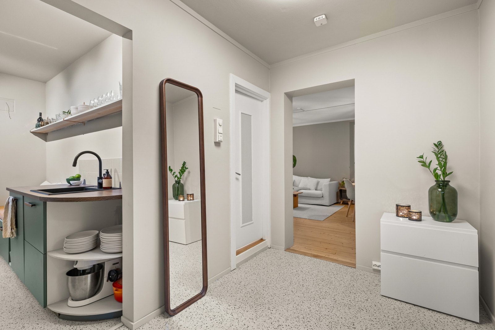 Velorganisert entré med et moderne og stilrent uttrykk. Galleribilde