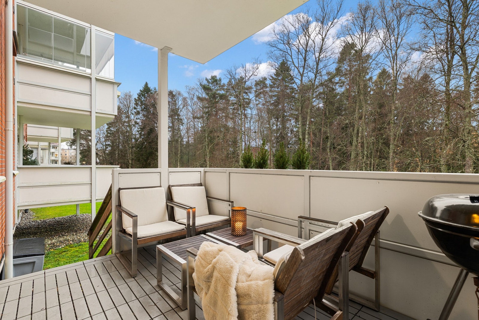 Stue med utgang til sydvestvendt balkong som har trapp ned til parkmessig område. Galleribilde