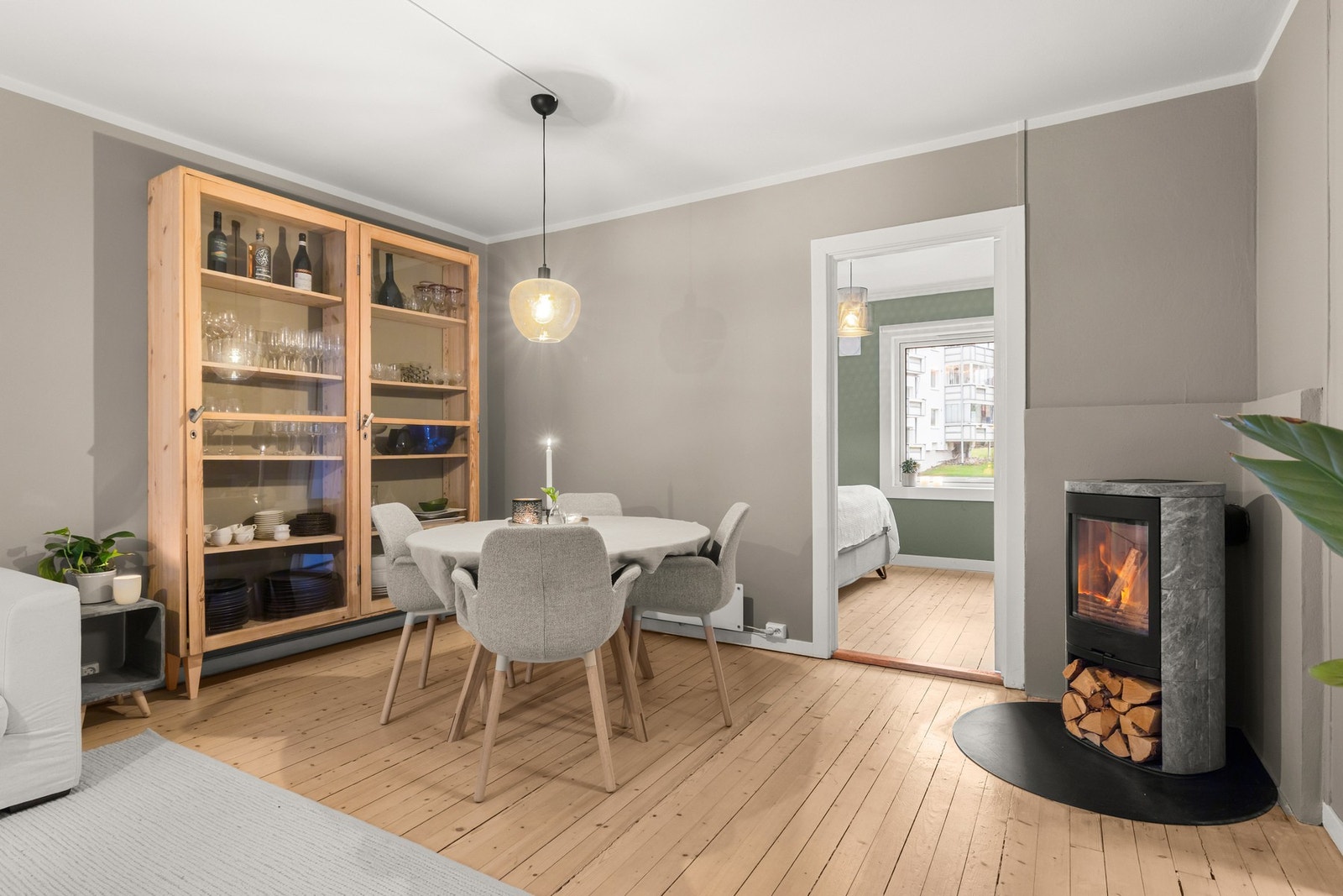 Koselig stue med peis som skaper varme og hygge. Galleribilde