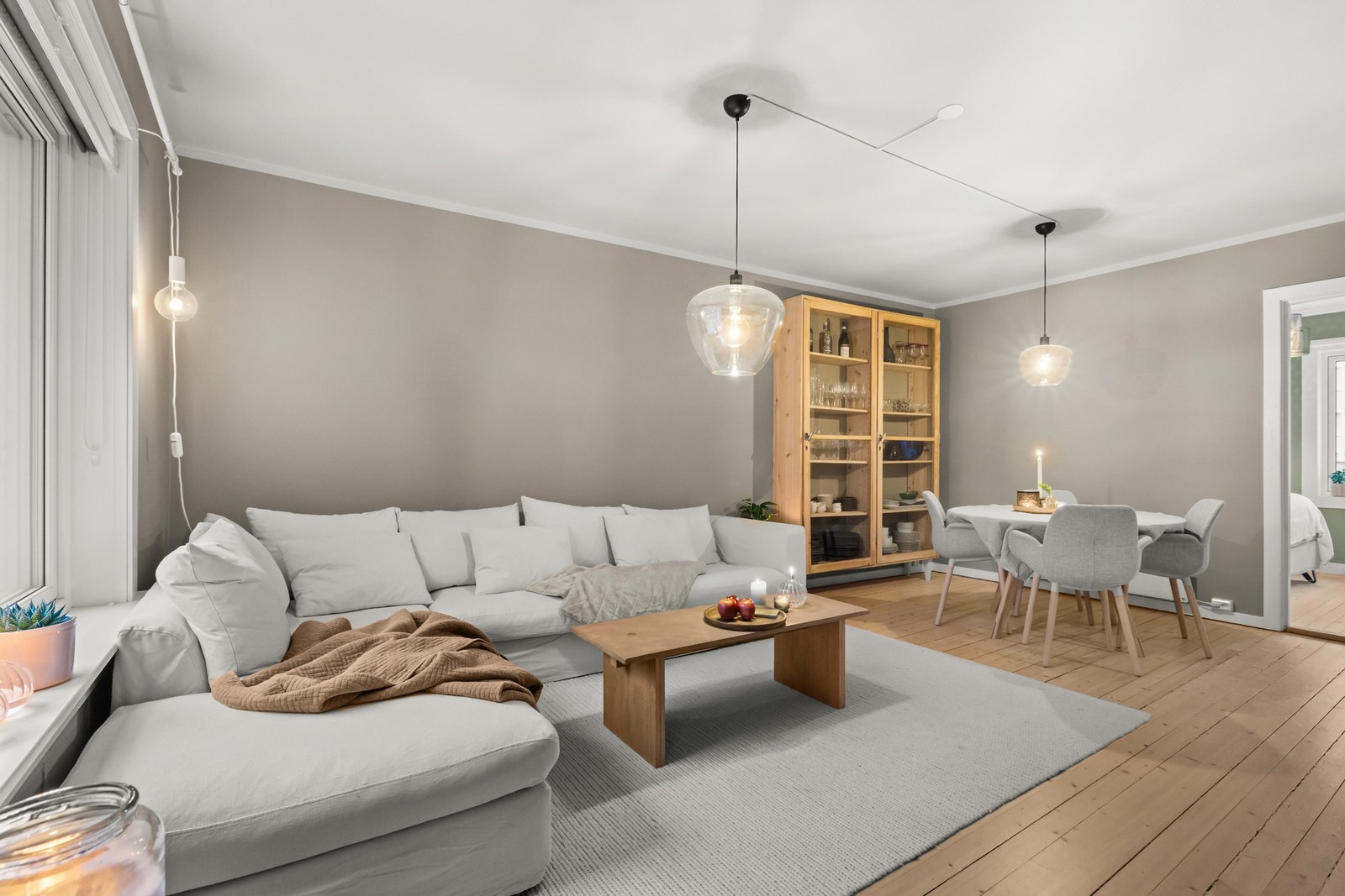 God plass til stor sofagruppe samt spiseplass til flere. Galleribilde