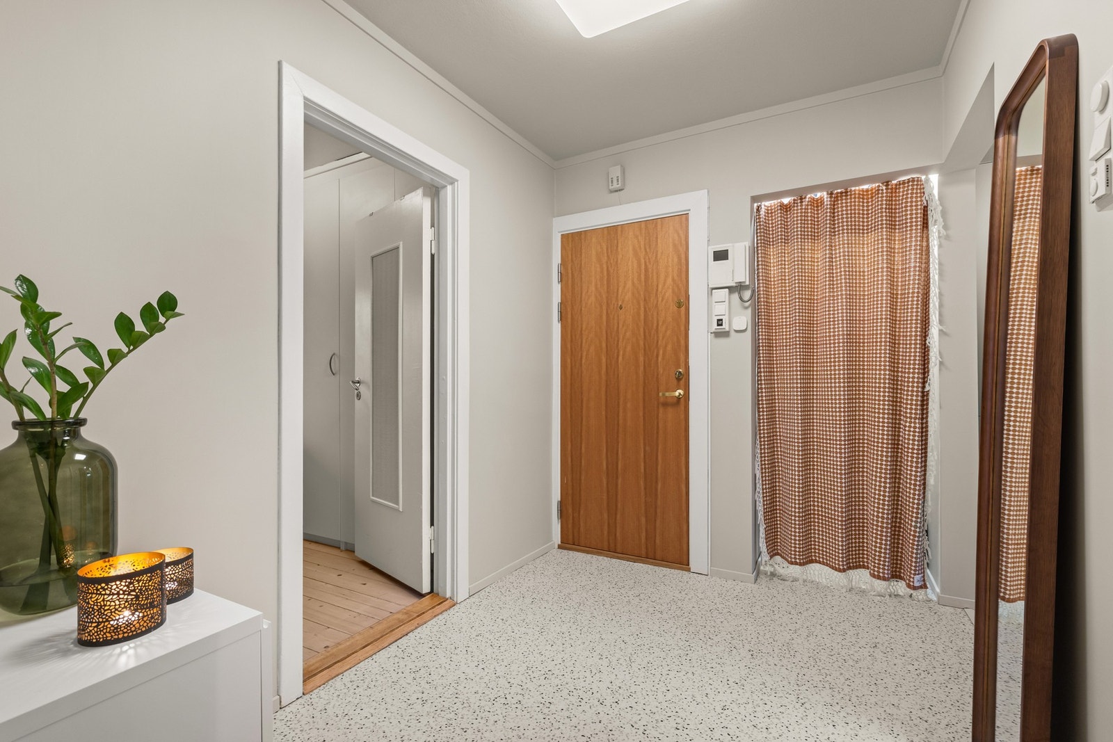 Praktisk garderobenisje i tilknytning til entréen. Gulvvarme i entré. Galleribilde