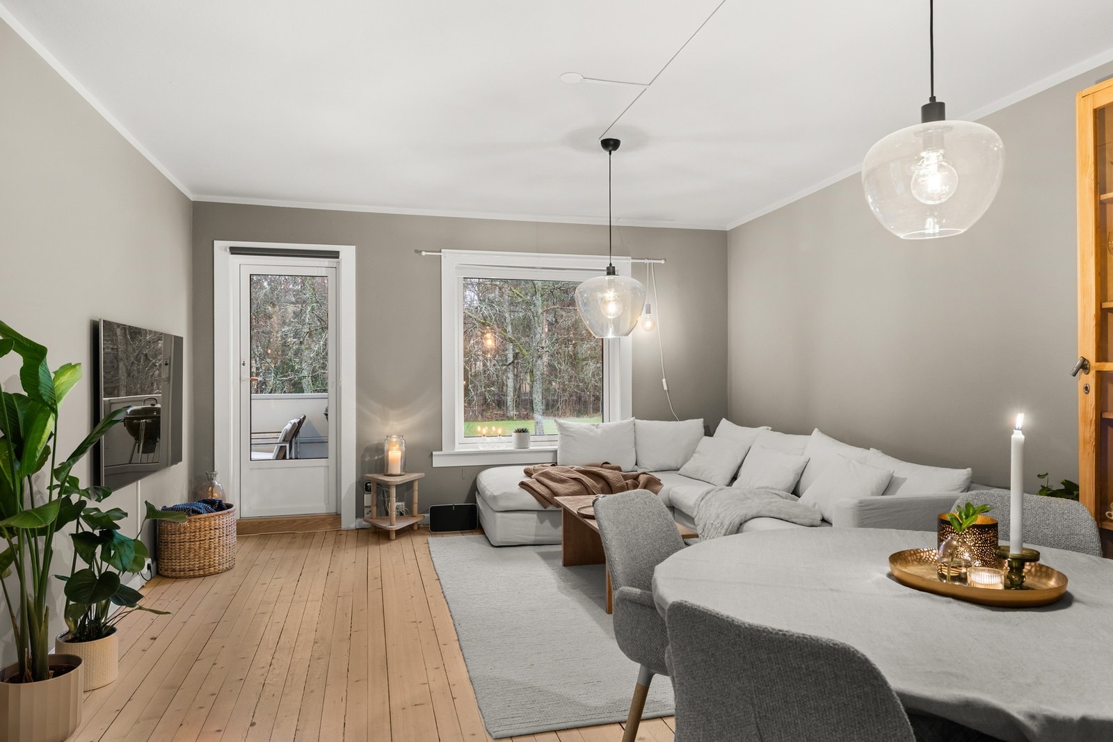 - Velkommen til Bergkrystallen 21, presentert av Line Doksum. Lyse overflater og nøytrale farger skaper en innbydende atmosfære - Galleribilde