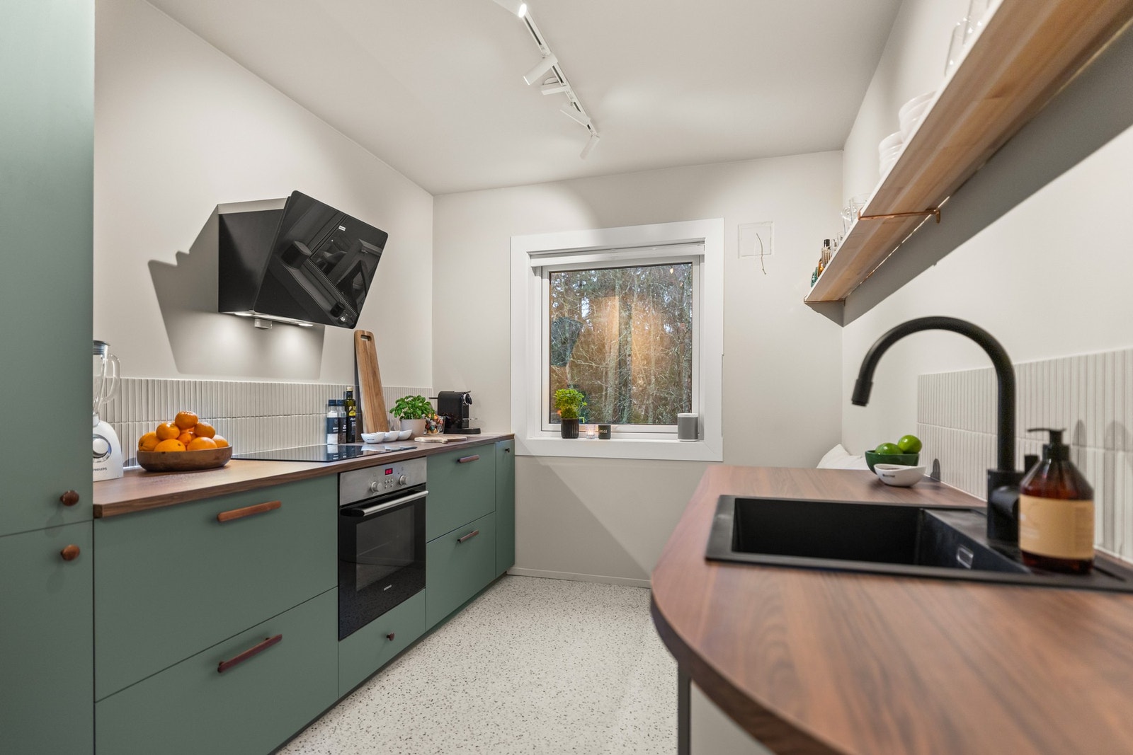 Moderne og stilren IKEA kjøkkeninnredning fra 2024, med glatte fronter. Galleribilde