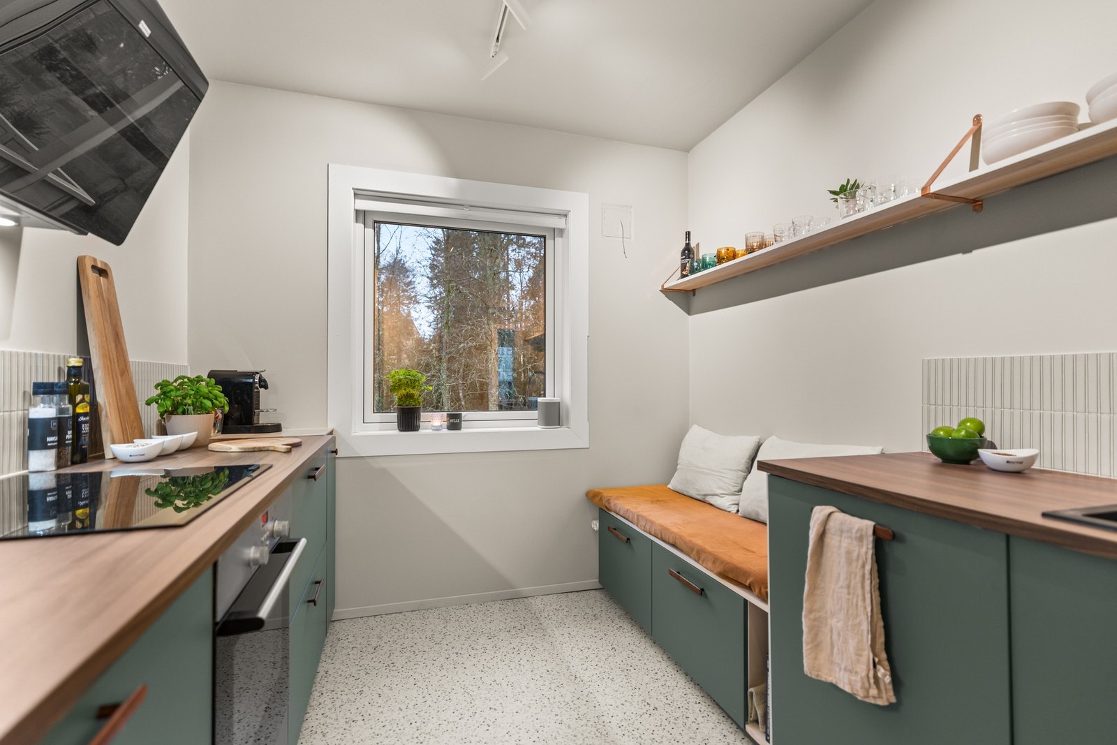 Integrert oppvaskmaskin, kjøle- og fryseskap, stekeovn og induksjonstopp. Det er montert komfyrvakt og Waterguard. Galleribilde