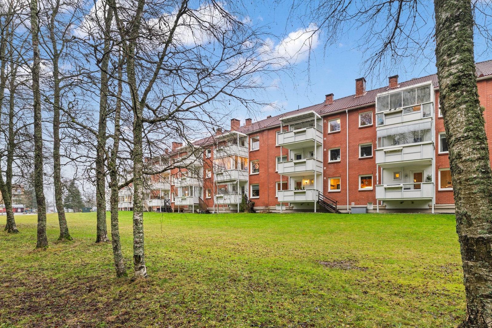 Området utmerker seg med store, åpne friarealer mellom byggene. Galleribilde