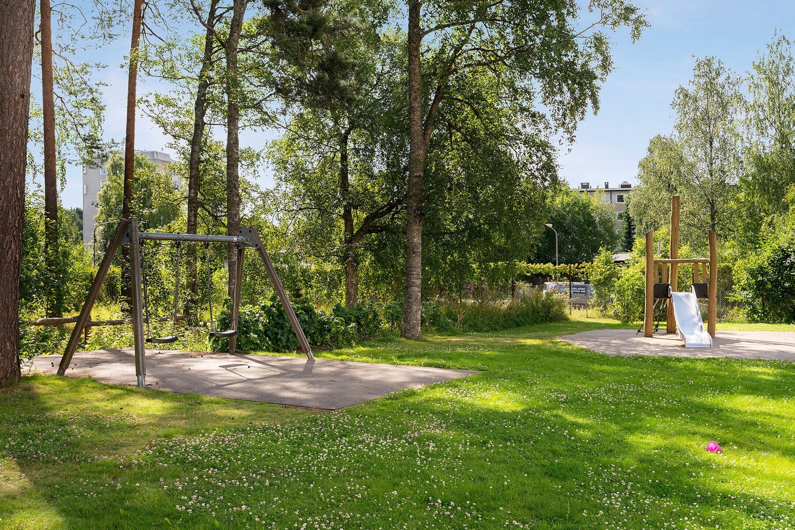 Fellesareal er opparbeidet med gressplen- og grøntområder, beplantning, prydbusker og trær, sittegrupper og lekeareal, samt asfaltert adkomst, internveier og parkeringsareal. Galleribilde