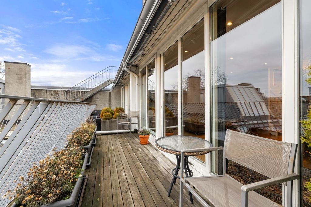 Utgang til terrasse fra stuen. Galleribilde