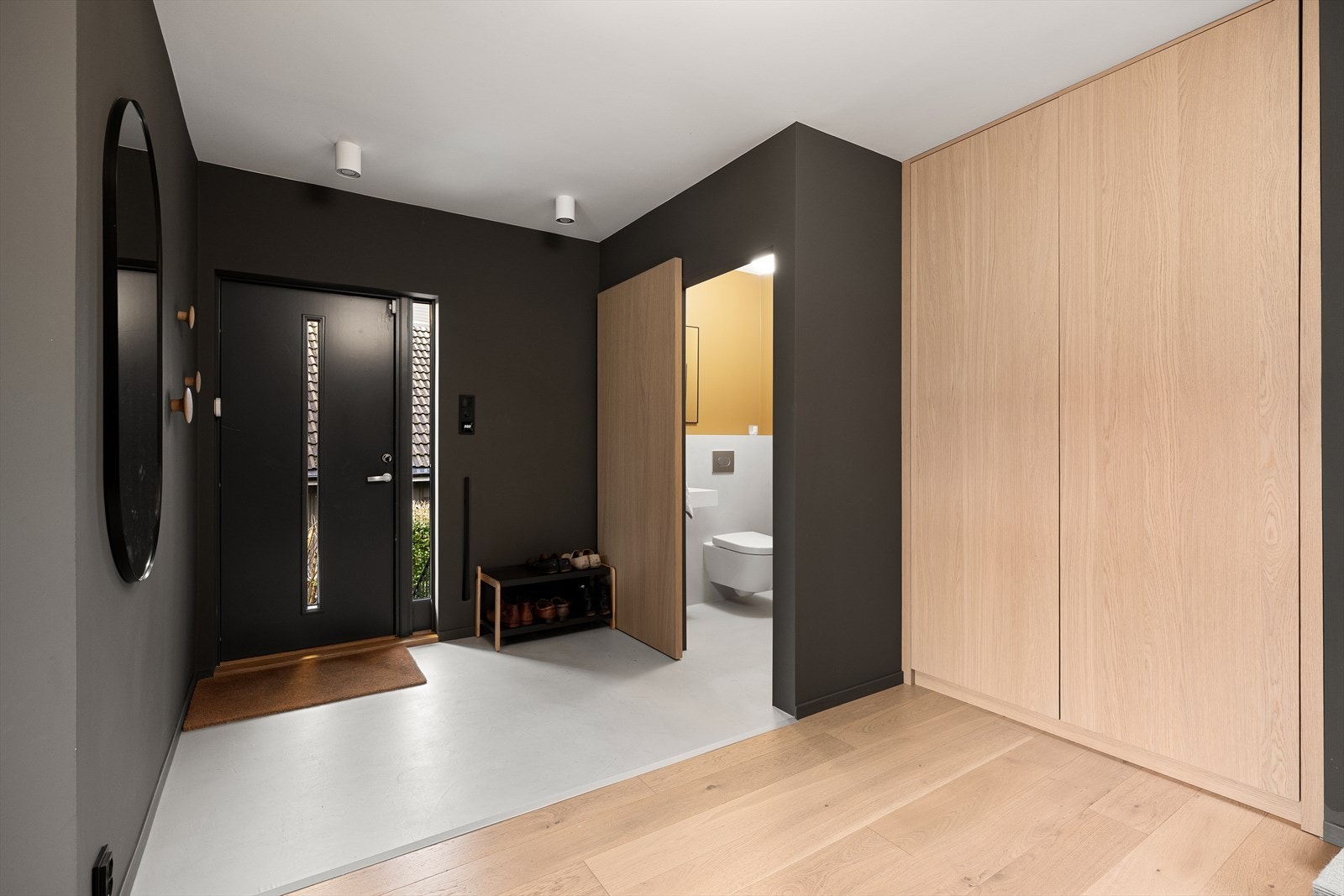 Rommelig entré med god garderobeløsning Galleribilde